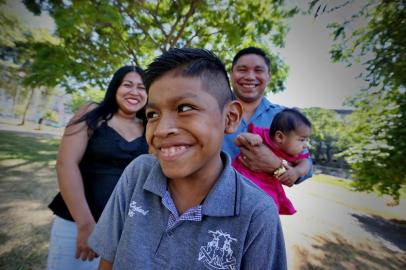  PORTO ALEGRE, RS, BRASIL, 26/12/2019- Indígena Marrony, 13 anos, que veio de uma aldeia de Rondônia para receber um transplante de rim em Porto Alegre. Na Foto- Enildo Kavtere Gavião (pai), Eronice Gavião (mãe), Marrony Amóa Zoró (transplantado), Heloísa Cristina (bebê)(FOTOGRAFO: LAURO ALVES / AGENCIA RBS)