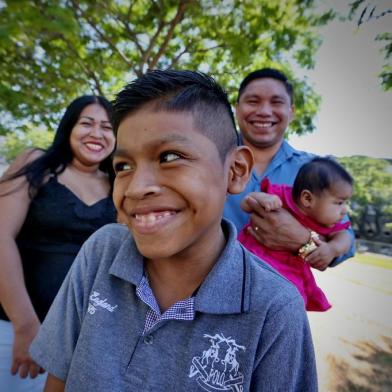  PORTO ALEGRE, RS, BRASIL, 26/12/2019- Indígena Marrony, 13 anos, que veio de uma aldeia de Rondônia para receber um transplante de rim em Porto Alegre. Na Foto- Enildo Kavtere Gavião (pai), Eronice Gavião (mãe), Marrony Amóa Zoró (transplantado), Heloísa Cristina (bebê)(FOTOGRAFO: LAURO ALVES / AGENCIA RBS)