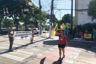  Protesto do CPERS contra o pacote de Eduardo Leite em frente à RBS, na esquina das avenidas Ipiranga e Erico Verissimo, em 30/12/2019.<!-- NICAID(14373354) -->