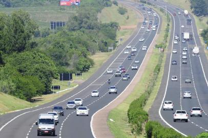  Movimento na Freeway rumo ao litoral, próximo a Glorinha<!-- NICAID(14373413) -->