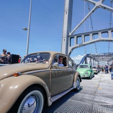 Após permanecer interditada por 28 anos, a Ponte Hercílio Luz, que liga o continente à ilha de Florianópolis, voltou a funcionar na manhã desta segunda-feira (30). Fechada desde 1991, a ¿Ponte Velha¿, um dos antigos cartões-postais da cidade, passou por obras de revitalização na estrutura, afetada pelo sal do mar. 