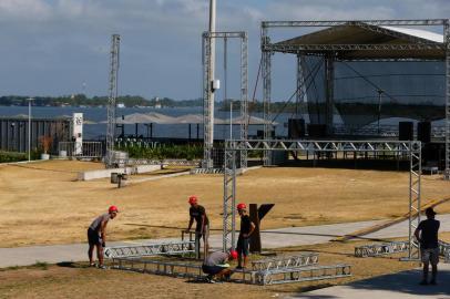  PORTO ALEGRE, RS, BRASIL - 30/12/2019Preparativos da Orla do Guaíba para o show da virada de Ano Novo