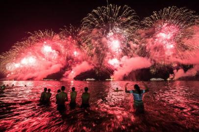  TOPSHOTSPeople react to the fireworks on the new years celebration at Copacabana beach in Rio de Janeiro, Brazil, on January 1, 2014. AFP PHOTO / YASUYOSHI CHIBAEditoria: LIFLocal: Rio de JaneiroIndexador: YASUYOSHI CHIBASecao: Holiday or vacationFonte: AFPFotógrafo: -<!-- NICAID(10099992) -->