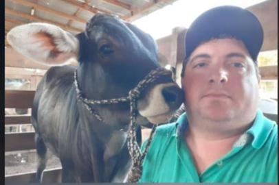 Vereador Ricardo Daneluz (PDT), que presidirá a Câmara em 2020, publica foto com um boi ou vaca. Ele é do distrito de Vila Oliva, onde foi subprefeito.