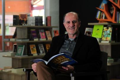  CAXIAS DO SUL, RS, BRASIL, 06/08/2019. Escritor Delcio Agliardi, está lançando o livro A Caixa Dourada. Delcio também é o patrono da Feira do Livro 2019, de Caxias do Sul. (Porthus Junior/Agência RBS)