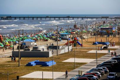  TRAMANDAI, RS, BRASIL, 30-12-2019, veranistas avaliam qualidade da nova orla de Tramandaí, com calçadão, rampas e aparelhos para praticar esportes. Foto: Mateus Bruxel / Agencia RBSIndexador: Mateus Bruxel<!-- NICAID(14374063) -->