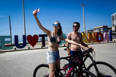  TRAMANDAI, RS, BRASIL, 30-12-2019: O casal Daiane de Freitas, 22 anos, e Mauricio Toigo, 30, passeia de bicicleta. Veranistas avaliam a qualidade da nova orla de Tramandai, com calcadao, rampas e diversos aparelhos para praticar esportes. (Foto Mateus Bruxel / Agencia RBS)Indexador: Mateus Bruxel<!-- NICAID(14373625) -->