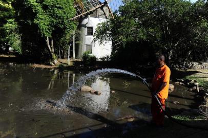  PORTO ALEGRE, RS, BRASIL - 31/12/2019Reposição de água no lago do Parcão