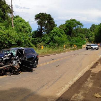 Acidente entre dois carros na RS-324 em Nova Araçá, entre Nova Araçá e Paraí, km 269, na Serra. Morreu um homem de 58 anos, outros dois feridos foram encaminhados a hospitais. Condutor de um dos carros não quis atendimento. 