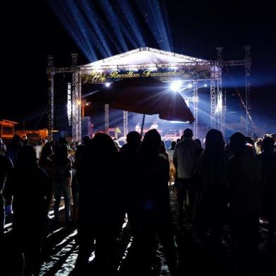 TRAMANDAÍ, RS, BRASIL, 31-12-2019: Veranistas e moradores curtem festa da virada na praia de Tramandaí. Foto: Mateus Bruxel / Agência RBS