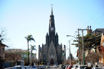  CANELA, RS, BRASIL, 04/07/2016. As cidades da Serra Gaúcha se preparam para receber a Tocha Olímpica nesta semana. A tocha, que entrou no estado por Erechim, começa o percurso na Serra passando por Gramado, Canela e Nova Petrópolis, para depois seguir por Caxias do Sul. Em Canela, a Catedral da cidade será o local de uma descida de rapel com a tocha. (Diogo Sallaberry/Agência RBS)