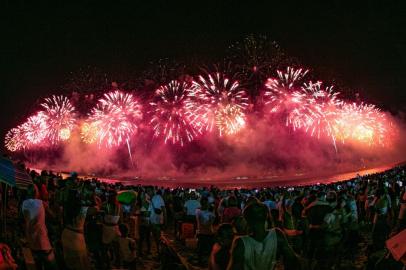 ANO-NOVO RJ 01.01.2020Rio de Janeiro (RJ), 01.01.2020 - ANO NOVO - Queima de Fogos na Comemoração de ano novo 2020, na praia de Copacabana, na zona sul do rio, nesta manha desta Quarta-feira 01. (Foto: Maurício Pingo/Photo Premium/Folhapress)Local: Rio de Janeiro ;Rio de Janeiro ;Brasil<!-- NICAID(14374908) -->