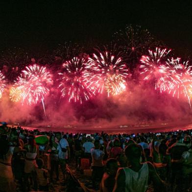 ANO-NOVO RJ 01.01.2020Rio de Janeiro (RJ), 01.01.2020 - ANO NOVO - Queima de Fogos na Comemoração de ano novo 2020, na praia de Copacabana, na zona sul do rio, nesta manha desta Quarta-feira 01. (Foto: Maurício Pingo/Photo Premium/Folhapress)Local: Rio de Janeiro ;Rio de Janeiro ;Brasil<!-- NICAID(14374908) -->