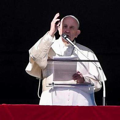  Papa Francisco fala à multidão, da janela do Palácio Apostólico no Vaticano, na primeira missa do Ano.Pope Francis addresses the crowd from the window of the Apostolic Palace overlooking Saint Peters Square during the New Year Angelus prayer in the Vatican on January 1, 2020. Andreas SOLARO / AFPEditoria: RELLocal: Vatican CityIndexador: ANDREAS SOLAROSecao: popeFonte: AFPFotógrafo: STF<!-- NICAID(14374969) -->