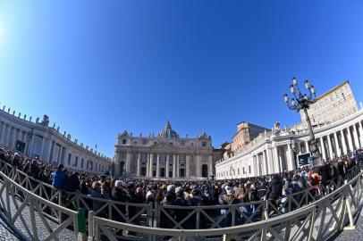  Papa Francisco fala à multidão, da janela do Palácio Apostólico no Vaticano, na primeira missa do Ano.Pope Francis addresses the crowd from the window of the Apostolic Palace overlooking Saint Peters Square during the New Year Angelus prayer in the Vatican on January 1, 2020. Andreas SOLARO / AFPEditoria: RELLocal: Vatican CityIndexador: ANDREAS SOLAROSecao: popeFonte: AFPFotógrafo: STF<!-- NICAID(14374970) -->