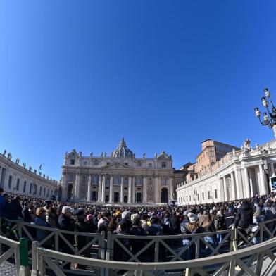  Papa Francisco fala à multidão, da janela do Palácio Apostólico no Vaticano, na primeira missa do Ano.Pope Francis addresses the crowd from the window of the Apostolic Palace overlooking Saint Peters Square during the New Year Angelus prayer in the Vatican on January 1, 2020. Andreas SOLARO / AFPEditoria: RELLocal: Vatican CityIndexador: ANDREAS SOLAROSecao: popeFonte: AFPFotógrafo: STF<!-- NICAID(14374970) -->