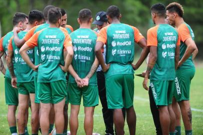  CAXIAS DO SUL, RS, BRASIL, 12/12/2019. Juventude x Sub-20, jogo treino realizado no CT do Ju. Técnico Marquinhos Santos conversa com o grupo de jogadores. (Porthus Junior/Agência RBS)