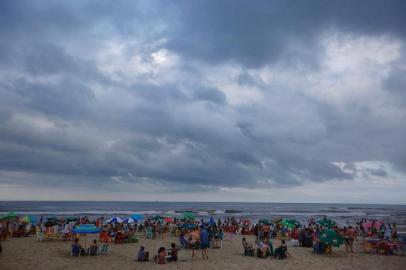  **EM BAIXA**IMBÉ,RS, BRASIL, 01-01-2020: Veranistas e moradores de Imbé aproveitam a praia apesar do tempo instável a beira-mar. (Foto: Mateus Bruxel/ Agência RBS)