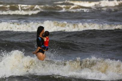  IMBE, RS, BRASIL, 01-01-2020: Veranistas e moradores de Imbe aproveitam a praia no primeiro dia do ano, apesar do clima instavel a beira-mar. (Foto: Mateus Bruxel / Agencia RBS)Indexador: Mateus Bruxel