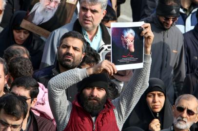 Manifestantes em Teerã seguram foto do general iraniano Qasem Soleimani.