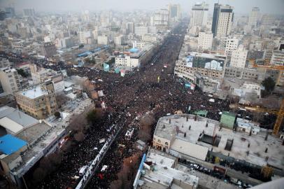  Iranians march behind a vehicle carrying the coffins of slain major general Qassem Soleimani and others as they pay homage in the northeastern city of Mashhad on January 5, 2020. - Iran has cancelled a Tehran ceremony to honour slain general Qasem Soleimani due to an overwhelming turnout by mourners in second city Mashhad, the Revolutionary Guards said. (Photo by MOHAMMAD TAGHI / TASNIM NEWS / AFP)Editoria: POLLocal: MashhadIndexador: MOHAMMAD TAGHISecao: civil unrestFonte: TASNIM NEWSFotógrafo: STR<!-- NICAID(14376377) -->