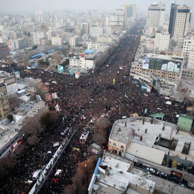  Iranians march behind a vehicle carrying the coffins of slain major general Qassem Soleimani and others as they pay homage in the northeastern city of Mashhad on January 5, 2020. - Iran has cancelled a Tehran ceremony to honour slain general Qasem Soleimani due to an overwhelming turnout by mourners in second city Mashhad, the Revolutionary Guards said. (Photo by MOHAMMAD TAGHI / TASNIM NEWS / AFP)Editoria: POLLocal: MashhadIndexador: MOHAMMAD TAGHISecao: civil unrestFonte: TASNIM NEWSFotógrafo: STR<!-- NICAID(14376377) -->