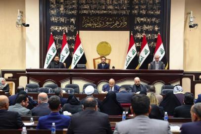  A handout picture released by Iraqi Prime Minister's Media Office on January 5, 2020 shows Iraq's caretaker prime minister Adel Abdul Mahdi (C-down) and Parliament Speaker Mohammed Halbusi (C-up) attending a parliamentary session regarding the ouster of US troops in Baghdad. - Pressure against the US in Iraq ramped up, as rockets hit near the American embassy and parliament demanded the ouster of thousands of US troops over the killing of a top Iranian general. The cabinet would have to approve any decision but the premier indicated support for an ouster in his speech (Photo by - / various sources / AFP) / === RESTRICTED TO EDITORIAL USE - MANDATORY CREDIT "AFP PHOTO / HO / IRAQI PRIME MINISTER'S PRESS OFFICE" - NO MARKETING NO ADVERTISING CAMPAIGNS - DISTRIBUTED AS A SERVICE TO CLIENTS ===Editoria: WARLocal: BaghdadIndexador: -Secao: civil unrestFonte: AFPFotógrafo: STR<!-- NICAID(14376552) -->