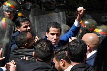 Juan Guaido é bloqueado pelas forças de segurança enquanto tenta chegar ao prédio da Assembléia Nacional em Caracas.<!-- NICAID(14376710) -->