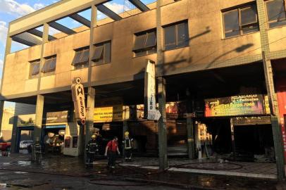 PORTO ALEGRE, 06/01/2020, Incêndio atinge imóvel com lojas e apartamentos na Rua Professor Freitas e Castro, no bairro Azenha<!-- NICAID(14377257) -->