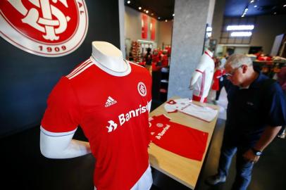  PORTO ALEGRE, RS, BRASIL, 06-01-2020: Primeiro dia de vendas das novas camisetas do Inter, feita pela Adidas, na loja Intershop no Estádio Beira Rio (FOTO FÉLIX ZUCCO/AGÊNCIA RBS, Editoria de Esportes).