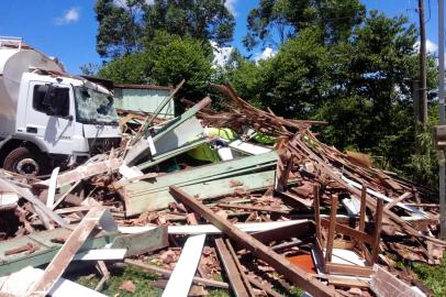 Sete pessoas que estavam dentro da residência ficaram feridas