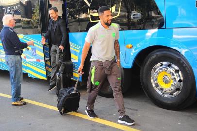  CAXIAS DO SUL, RS, BRASIL, 03/09/2019. Chegada da delegação do Juventude. O Ju jogou contra o Imperatriz, no Maranhão, na noite de segunda-feira. Na foto técnico Marquinhos Santos (C) e lateral Vidal. (Porthus Junior/Agência RBS)