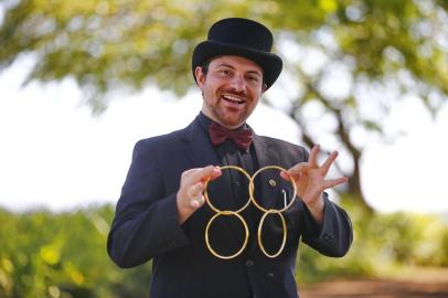  PORTO ALEGRE, RS, BRASIL, 19-12-2019: O mágico Jean Crapanzani, campeão brasileiro de magia _ costuma se apresentar em eventos empresariais e também é psicólogo, atende duas vezes por semana em um consultório (FOTO FÉLIX ZUCCO/AGÊNCIA RBS, Editoria de Porto Alegre).<!-- NICAID(14364575) -->