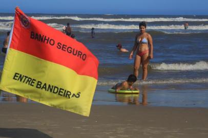  CAPÃO DA CANOA, RS, BRASIL - 06.01.2020 - Banho entre bandeiras. Na imagem: Sabrina Souza, 31, mãe, e Henrique Nunes, 4 anos, filho. (Foto: Tadeu Vilani/Agencia RBS)