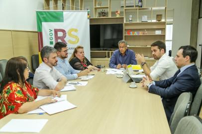 06.01.2020 - Governador em reunião com secretário Faisal, procurador-geral Eduardo Cunha da Costa, secretária Leany e integrantes da SeducPORTO ALEGRE, RS, BRASIL, 06/01/2019 - Em reunião com o secretário da Educação, Faisal Karam, e integrantes da pasta, juntamente com o procurador-geral do Estado, Eduardo Cunha da Costa, e a secretária de Planejamento, Orçamento e Gestão, Leany Lemos, o governador Eduardo Leite decidiu antecipar o encontro com o Cpers-Sindicato para esta terça-feira (7/1), às 11h. Eles serão recebidos pelo secretário Faisal e pelo procurador-geral no gabinete da Seduc. Fotos: Gustavo Mansur/ Palácio Piratini