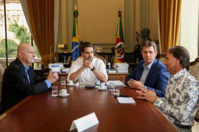 PORTO ALEGRE, RS, BRASIL, 06/01/2020 - O governador Eduardo Leite recebeu, na tarde desta segunda-feira (6/1), no PalÃ¡cio Piratini, o diretor da empresa John Deere, Paulo Hermann. O secretÃ¡rio de LogÃ­stica e Transportes, Juvir Costella, e o deputado estadual Ernani Polo acompanharam a reuniÃ£o. Na pauta, questÃµes referentes Ã  fÃ¡brica da empresa em Horizontina e a demandas da agricultura. Fotos: Felipe Dalla Valle/ PalÃ¡cio Piratini