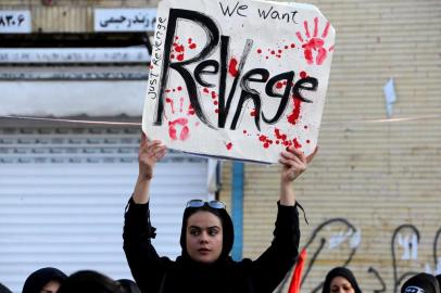  An Iranian mourner holds a placard during the final stage of funeral processions for slain top general Qasem Soleimani, in his hometown Kerman on January 7, 2020. - Soleimani was killed outside Baghdad airport on January 3 in a drone strike ordered by US President Donald Trump, ratcheting up tensions with arch-enemy Iran which has vowed severe revenge. The assassination of the 62-year-old heightened international concern about a new war in the volatile, oil-rich Middle East and rattled financial markets. (Photo by ATTA KENARE / AFP)Editoria: WARLocal: KermanIndexador: ATTA KENARESecao: civil unrestFonte: AFPFotógrafo: STF<!-- NICAID(14379250) -->