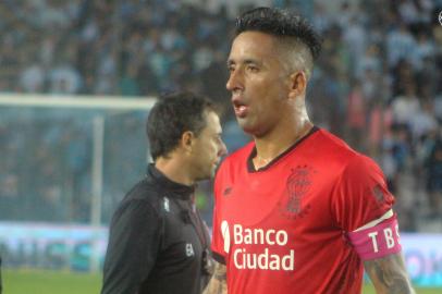 Ex-Grêmio, Lucas Barrios deixa Huracán e se aproxima de acerto com Cerro Porteño, treinado por Arce