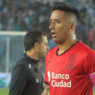 Ex-Grêmio, Lucas Barrios deixa Huracán e se aproxima de acerto com Cerro Porteño, treinado por Arce