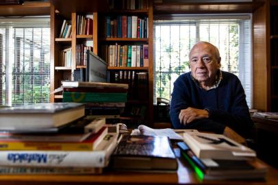  PORTO ALEGRE, RS, BRASIL, 23-09-2019: O escritor Luis Fernando Verissimo durante entrevista em casa, no bairro Petrópolis. Ele celebra 50 anos como cronista. (Foto: Mateus Bruxel / Agência RBS)Indexador: Mateus Bruxel<!-- NICAID(14260594) -->