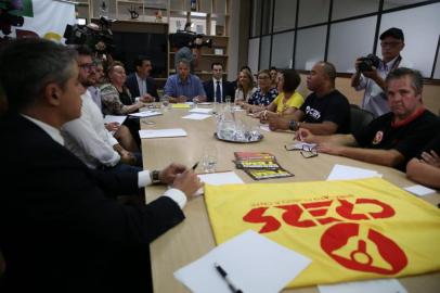  **EM BAIXA**PORTO ALEGRE, RS, BRASIL,07/01/2020-  Reunião Cpers x Governo do Estado que ocorre nesta terça, no gabinete da Secretaria Estadual da Educação. O secretário Faisal Karam e o procurador geral da Seduc recebem o grupo de professores. (FOTOGRAFO: FERNANDO GOMES / AGENCIA RBS)