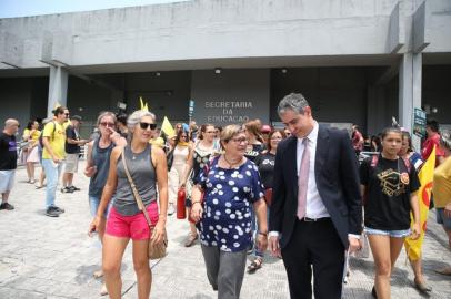  **EM BAIXA**PORTO ALEGRE, RS, BRASIL,07/01/2020-  Reunião Cpers x Governo do Estado que ocorre nesta terça, no gabinete da Secretaria Estadual da Educação. O secretário Faisal Karam e o procurador geral da Seduc recebem o grupo de professores. Na foto - Cpergs deixa a reunião no Seduc.(FOTOGRAFO: FERNANDO GOMES / AGENCIA RBS)