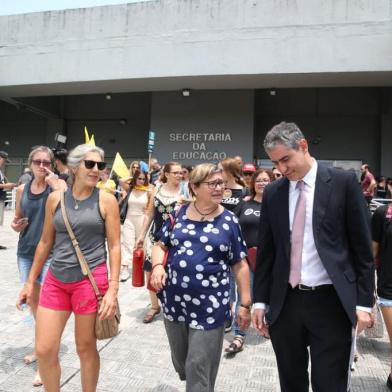  **EM BAIXA**PORTO ALEGRE, RS, BRASIL,07/01/2020-  Reunião Cpers x Governo do Estado que ocorre nesta terça, no gabinete da Secretaria Estadual da Educação. O secretário Faisal Karam e o procurador geral da Seduc recebem o grupo de professores. Na foto - Cpergs deixa a reunião no Seduc.(FOTOGRAFO: FERNANDO GOMES / AGENCIA RBS)