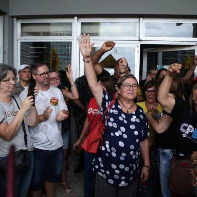  **EM BAIXA**PORTO ALEGRE, RS, BRASIL,07/01/2020-  Reunião Cpers x Governo do Estado que ocorre nesta terça, no gabinete da Secretaria Estadual da Educação. O secretário Faisal Karam e o procurador geral da Seduc recebem o grupo de professores. Na foto - Cpergs deixa a reunião no Seduc.(FOTOGRAFO: FERNANDO GOMES / AGENCIA RBS)