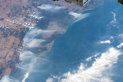  This NASA image obtained January 7, 2020 shows Wildfires pictured surrounding Sydney, Australia as the International Space Station orbited 269 miles above the Tasman Sea on January 3, 2020. - A global appeal to help Australian firefighters tackling catastrophic bushfires raised more than Aus$25 million on January 6, 2020, as swaths of the country suffered extensive damage and the death toll from the long-running crisis hit 24. East coast seaside towns were plunged into darkness, ash rained down on rural communities and major cities were again cloaked in choking smoke, even as stunned Australians tried to regroup amid a wave of cooler air and light rain. (Photo by Handout / NASA / AFP) / RESTRICTED TO EDITORIAL USE - MANDATORY CREDIT AFP PHOTO /NASA/HANDOUT  - NO MARKETING - NO ADVERTISING CAMPAIGNS - DISTRIBUTED AS A SERVICE TO CLIENTSEditoria: DISLocal: In spaceIndexador: HANDOUTSecao: fireFonte: NASAFotógrafo: STR<!-- NICAID(14379487) -->