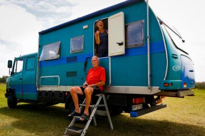  PINHAL, RS, BRASIL, 04-01-2020: O casal de alemaes de Hamburgo, Ursula Lenz e Jurgen Lenz, no caminhao trailer com que percorrem algumas praias da costa do RS. Eles viajam ha mais de dez anos, sempre durante o inverno na Alemanha, em busca do verao e do calor no hemisferio sul. Desde entao, ja percorreram diversos paises da America Latina. (Foto: Mateus Bruxel / Agencia RBS)Indexador: Mateus Bruxel<!-- NICAID(14376939) -->