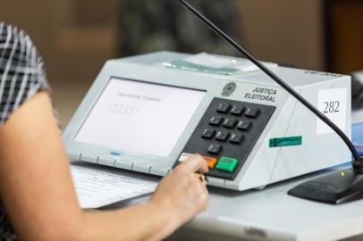  PORTO ALEGRE, RS, BRASIL, 19/10/2018 : TRE-RS realiza auditorias em urnas. Em razão de solicitação feita pelo Ministério Público Eleitoral, durante o 1º turno do último pleito, o desembargador Jorge Luís Dall¿Agnol, presidente do TRE-RS, determinou a realização de auditoria da urna pertencente à seção 282, da 111ª Zona Eleitoral, de Porto Alegre, devido à denúncia referente a problemas técnicos ocorridos no dia da votação. (Omar Freitas/Agência RBS)<!-- NICAID(13792499) -->