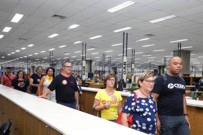 PORTO ALEGRE, RS, BRASIL, 07/01/2020. Atendendo um pedido do Cpers/Sindicato, o governo do Estado recebeu, na manh desta tera-feira (7/1), na Secretaria da Educao (Seduc), representantes dos professores grevistas. Liderados pelo secretrio Faisal Karam, o Executivo ouviu as demandas dos grevistas e destacou a preocupao em resolver os impasses de forma a repor os 23 dias sem aula.ÒTemos como prioridade a finalizao do ano letivo de 2019 para podermos iniciar corretamente o ano de 2020, como  nossa obrigao e direito de todos os estudantes da rede estadualÒ, afirmou o secretrio da Educao. Foto: Itamar Aguiar/ Palcio Piratini<!-- NICAID(14379968) -->