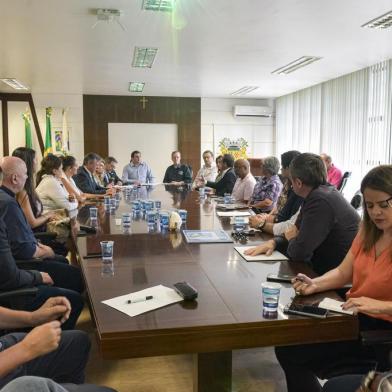 A convite do prefeito interino Ricardo Daneluz (PDT), integrantes do movimento MobiCaxias, a Mobilização por Caxias, reuniram-se com integrantes do Executivo e do Legislativo no Salão Nobre da prefeitura.