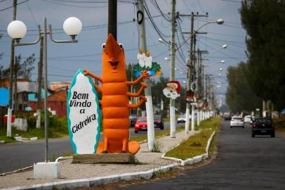  CIDREIRA, RS, BRASIL, 01-01-2020: Estatua de camarao em canteiro em Cidreira. Algumas praias do litoral norte do RS criaram uma identidade estetica conforme os mascotes que adotam, com base, muitas vezes, em atividades economicas desenvolvidas nessas cidades: as abelhas, em Pinhal; os camaroes, em Cidreira; a tainha, em Tramandai. (Foto: Mateus Bruxel / Agencia RBS)Indexador: Mateus Bruxel<!-- NICAID(14375639) -->